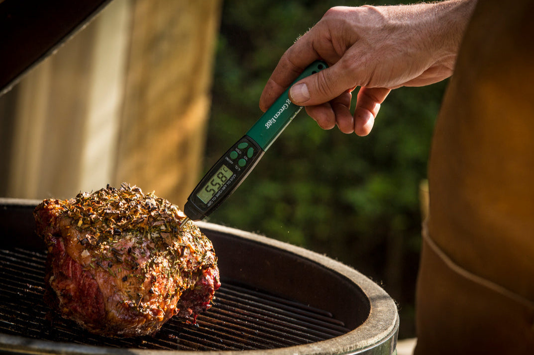 Kerntemperaturmessung eines Bratenstücks auf dem Big Green Egg Grill
