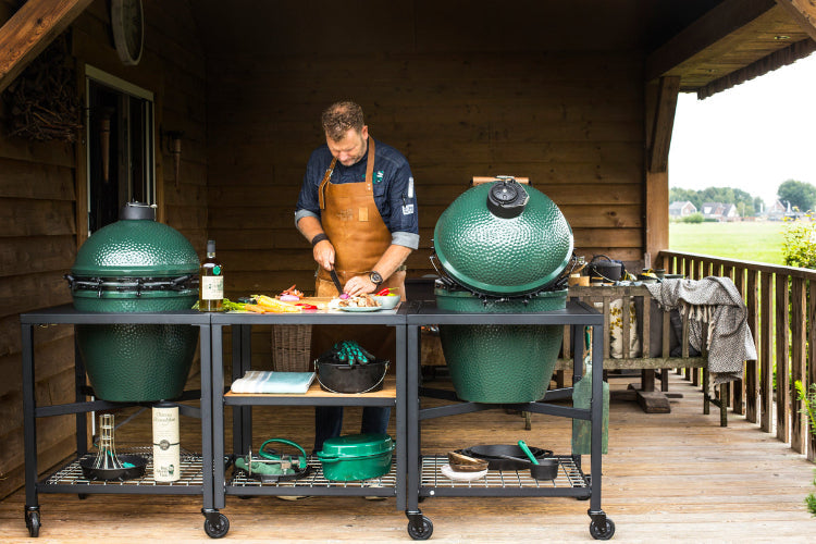 Zubereitung von Fleisch am Big Green Egg Keramikgrill im Garten