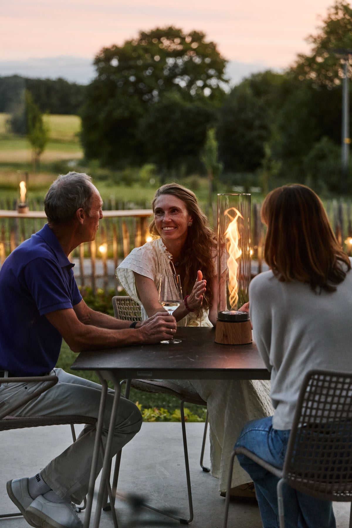 Höfats SPIN air 1200 Tischfeuer Eiche auf der Terrasse