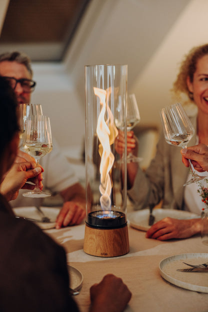 Höfats SPIN air 1200 Tischfeuer Eiche auf einem gedeckten Tisch